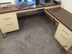 lot 304 image: Large Vintage metal framed L-shaped desk