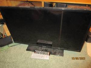 lot 339 image: 32 Samsung flat-screen TV with remote