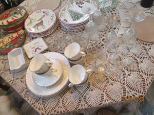 lot 362 image: Holiday Wishes dessert plate set, D...