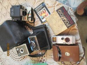 lot 364 image: Vintage camera lot with makers Pola...