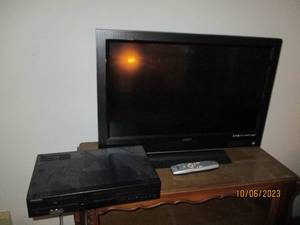 lot 372 image: 32 Vizio flat-screen TV with a Sam...