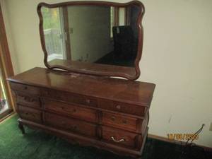 lot 386 image: Beautiful ladies 9-drawer dresser w...