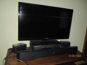 lot 387 image: 32 Samsung flat-screen TV, Zenith ...