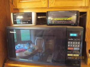 lot 393 image: Panasonic microwave and 2 self-sett...