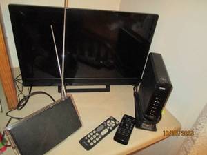 lot 395 image: Vizio flat-screen TV, indoor antenn...