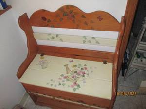 lot 401 image: Garden themed entry bench with unde...