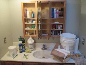 lot 404 image: Content of main floor bathroom incl...