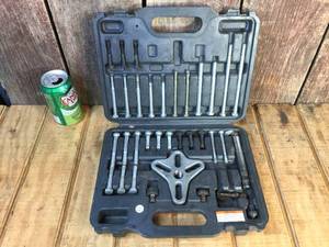 lot 14 image: Pittsburgh Bolt-Type Wheel Puller Set