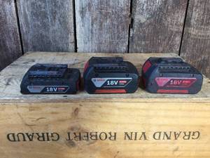 lot 23 image: 3 Bosch 18V Batteries