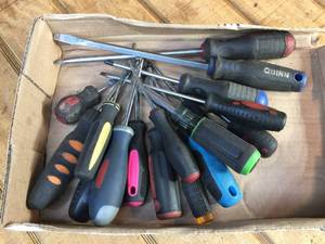lot 28 image: Group Variety Rubber Grip Screwdrivers