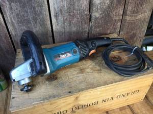 lot 31 image: Makita 9227C ButterPolisherSander 7