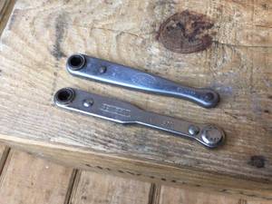 lot 32 image: 2 Offset Ratcheting Bit Drivers