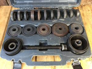 lot 58 image: Automotive Wheel Bearing RemovalPuller Set