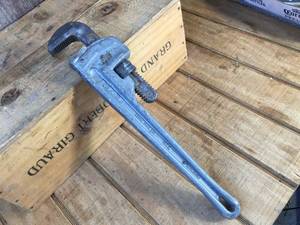 lot 72 image: Ridgid 18 Aluminum Pipe Wrench