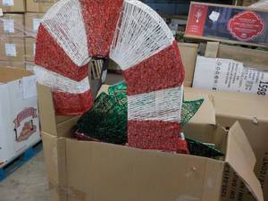 lot 3 image: Outdoor Xmas Dcor- open box...