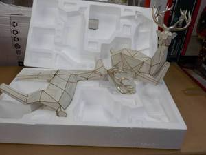 lot 10 image: 2 Decorative Deer - 1 leg is easily...