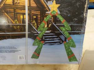 lot 20 image: 9 ft Xmas Tree Arch...