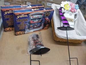 lot 60 image: Halloween Dcor, Kits, Basket and ...