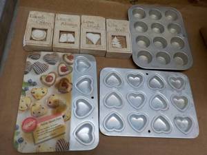 lot 64 image: Dcor and Wilton pans...
