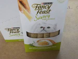lot 162 image: 15 ct Purina Fancy Feast Savory Cat...