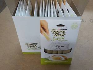 lot 163 image: 15 ct Purina Fancy Feast Savory Cat...