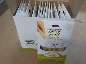 lot 164 image: 15 ct Purina Fancy Feast Savory Cat...