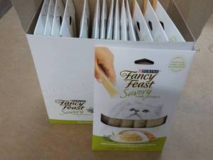 lot 165 image: 15 ct Purina Fancy Feast Savory Cat...