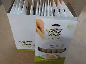 lot 166 image: 15 ct Purina Fancy Feast Savory Cat...