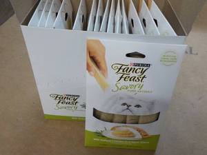 lot 167 image: 15 ct Purina Fancy Feast Savory Cat...