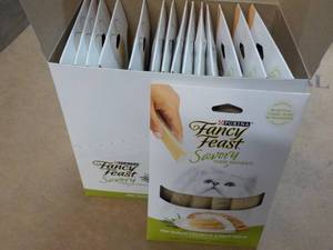 lot 168 image: 15 ct Purina Fancy Feast Savory Cat...