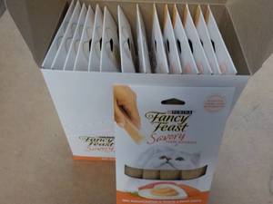 lot 174 image: 15 ct Purina Fancy Feast Savory Cat...