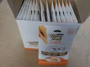 lot 175 image: 15 ct Purina Fancy Feast Savory Cat...