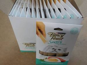 lot 179 image: 15 ct Purina Fancy Feast Savory Cat...