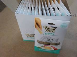 lot 180 image: 15 ct Purina Fancy Feast Savory Cat...