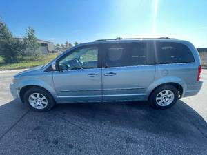 lot 16L image: 2010 Chrysler Town AND Country Touring