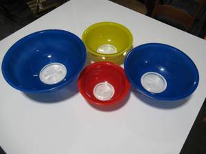 Set of 4 Pyrex Glass Mixing Bowls