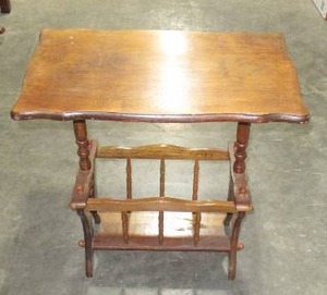 End Table w MagazineNewspaper Rack