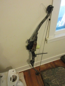 lot 136 image: MYLES KELLER XI LEGEND MAGNUM COMPOUND BOW