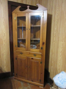 lot 152 image: PINE CORNER CURIO