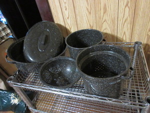 lot 155 image: SPECKLED ENAMEL POTS AND PANS