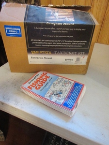 lot 162 image: TAXIDERMY KIT AND TWIN CITIES FISHING GUIDE