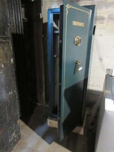 lot 177 image: BRINKS GUN SAFE