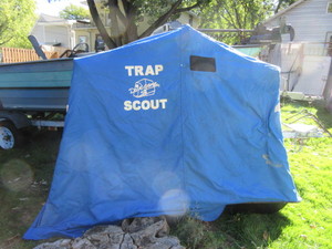 lot 188 image: DAVE GENZ TRAP SCOUT ICE FISHING SHELTER