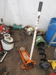 lot 195 image: HEAVY DUTY FLOOR JACK