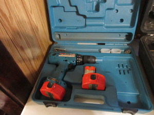 lot 243 image: MAKITA CORDLESS DRILL WITH BATTERY PACKS AND A CASE