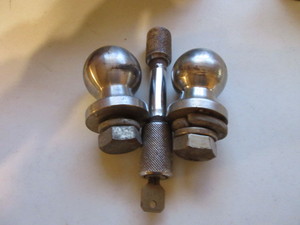 lot 258 image: TRAILER HITCH TOW BALLS AND CYLINDER LOCK