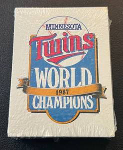 lot 16 image: Minnesota Twins 1987 World Champions Complete Sealed Factory Set, 33 Cards - Rare Baseball Cards