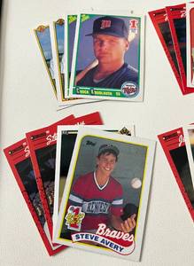 lot 138 image: 24 RC Lot - Steve Avery, Chuck Knoblauch, Marquis Grissom, Robin Ventura, John Olerud, and Omar Vizquel Rookie Baseball Cards
