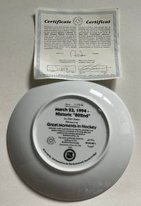 lot 299 image: Wayne Gretzky Historic 802nd Greatest Moments in Hockey Plate Limited Edition by Dominion with COA