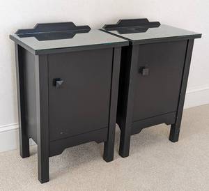 lot 102 image: Pair of Maine Cottage Painted Wood Bedside Cabinets